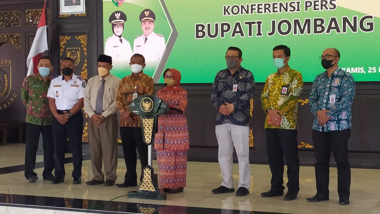 Hj. Munjidah Wahab Bupati Jombang, saat konferensi pers terkait perbaikan jalan rusak di Desa Tapen, di Pendopo Pemkab Jombang