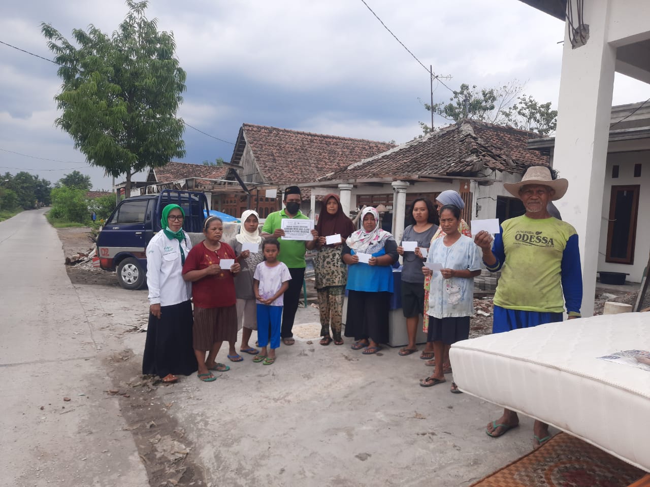 UPZIS MWCNU Plandaan Bahu Membahu Bantu Warga Terdampak Puting Beliung