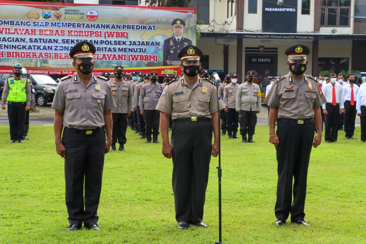 3 personel yang mendapat kenaikan pangkat pengabdian