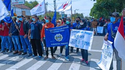 Tuntut Kenaikan Upah, Buruh di Jombang Lakukan Mogok Massal