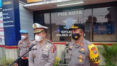 foto : Kombes Pol Indra Jafar di dampingi AKBP Moh. Nurhidayat di halaman polres Jombang.