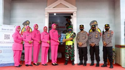 Penyerahan bingkisan kepada anggota polri yang bertugas di Pos Pengamanan Tahun Baru 2022