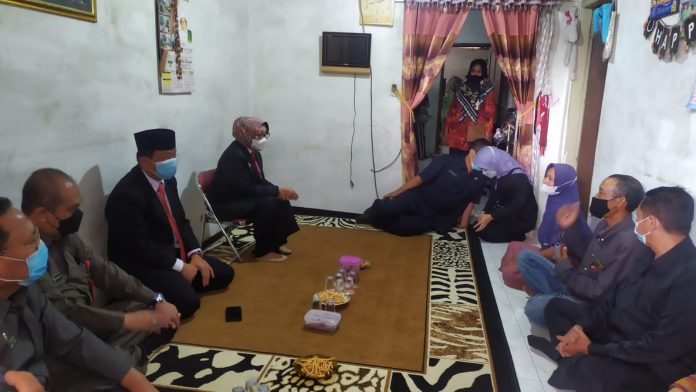 Bupati Jombang, Mundjidah Wahab saat mnendatangi rumah keluarga Naura Sabrina Galia.