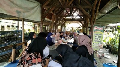 Pengunjung Warung Kopi Bunga