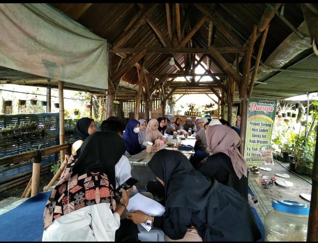 Pengunjung Warung Kopi Bunga