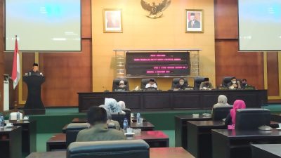 Bupati Jombang Mundjidah Wahab menghadiri rapat paripurna