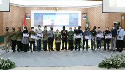 Pemenang Lomba Desain Landmark Terima Hadiah Dan Penghargaan Dari Bupati Jombang