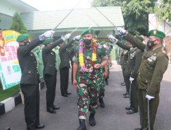 Sambut Komandan Baru Kodim 0814 Jombang Dengan Tradisi Pedang Pora
