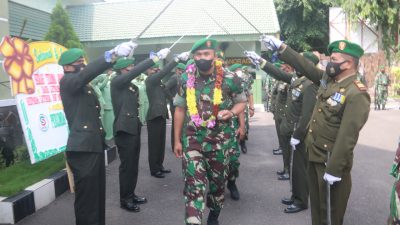 Tradisi pedang pora sambut Dandim 0814 Jombang yang baru, Letkol Inf Muhammad Hanafi.