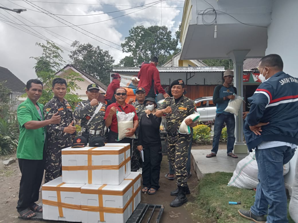 PAC GP Ansor dan Gabungan Kelompok Tani Kecamatan Ngoro Menyalurkan donasi semeru (foto: dokumentasi PAC GP Ansor Ngoro)