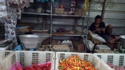 Pedagang sayur di pasar Bandung Diwek Jombang (foto: Karimatul Maslahah/ringincontong.com)