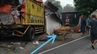 ecelakaan truk yang menabrak warung di Ploso Jombang