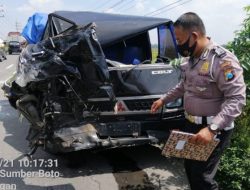 Sopir Terjepit,Tabrakan Pikap Muatan Telur Lawan Truk Boks di Mojowarno Jombang