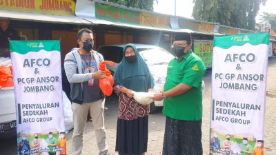 Sukses Muktamar ke-34 NU, Ansor Jombang Berbagi ke Pedagang Kali Lima