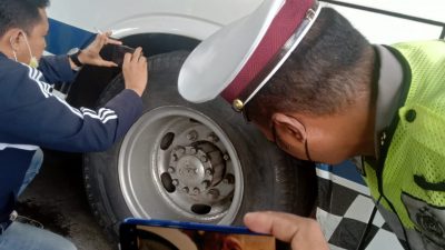 Cek Kelayakan Bus di Terminal Jombang, Dishub Jatim Temukan Ban Didua Kendaraan Tak Sesuai