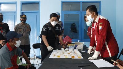 Petugas sa'at cek urin kru bus