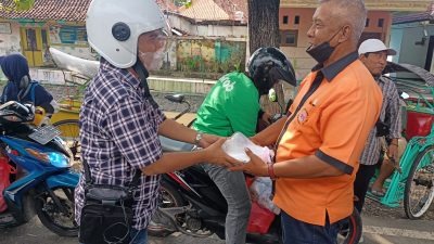 Jumat Berkah, Komunitas Ojol Resto Jombang Berbagi