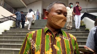 (foto : Pj Sekda Jombang Senen saat dimintai keterangan)