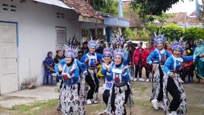 Seru, Ibu-Ibu Adakan Lomba Senam Untuk Peringati Hari Ibu