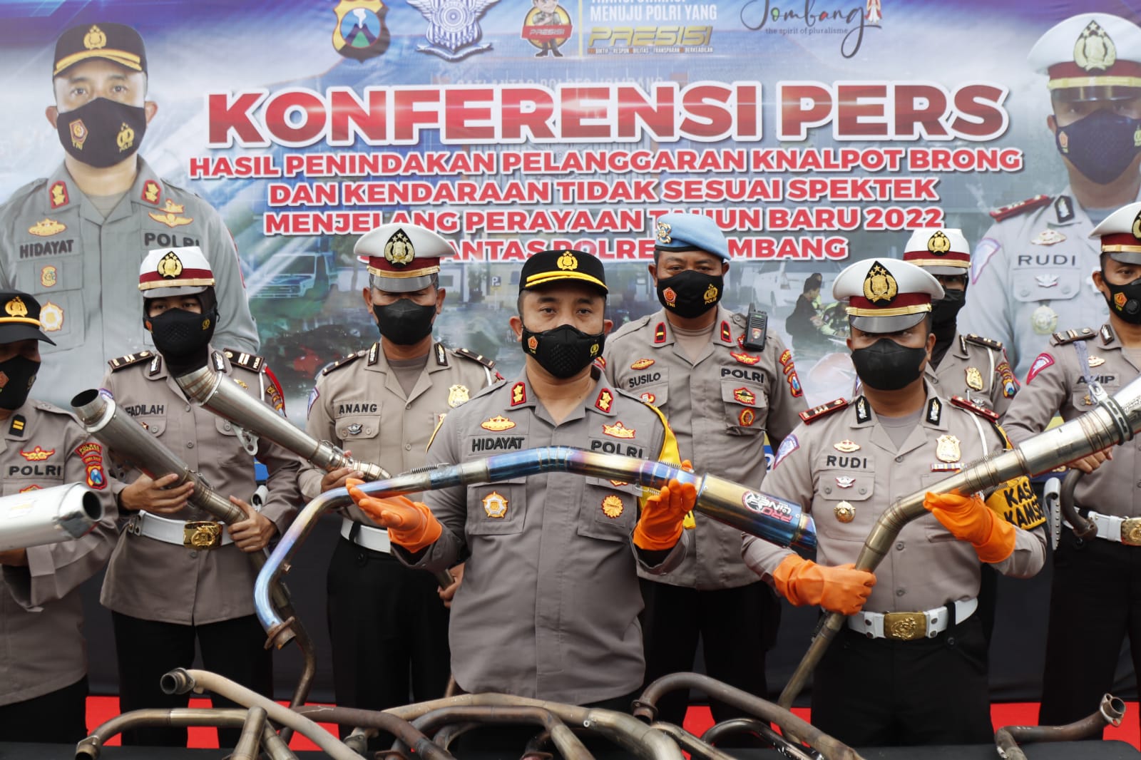 Kasatlantas Polres Jombang, AKP Rudi Purwanto saat uji suara kendaraan motor berkenalpot brong yang diamankan di halaman kantor Satlantas Polres Jombang