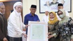 Foto bersama Bupati Jombang Mundjidah Wahab (kanan).