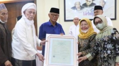 Foto bersama Bupati Jombang Mundjidah Wahab (kanan).