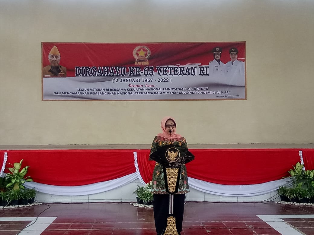 Bupati Jombang Munjidah Wahab sa'at memberi sambutan di acara HUT Veteran