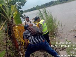 Bayi Laki-laki Tewas Ditemukan Menyangkut Ditepian Sungai Brantas Jombang