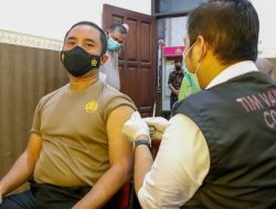 Hadapi Omicron, Ratusan Polisi di Jombang Disuntik Vaksin Booster