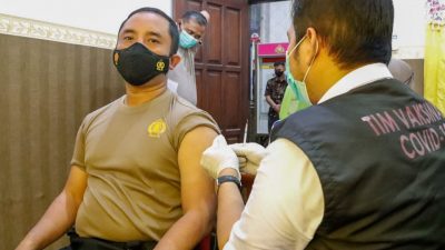 Hadapi Omicron, Ratusan Polisi di Jombang Disuntik Vaksin Booster