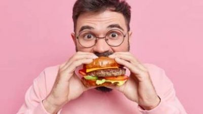 ilustrasi pria 40 tahun sedang makan