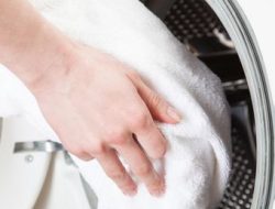 7 Kesalahan Mencuci Handuk yang Bikin Terlihat Kusam, Bau, dan Kasar