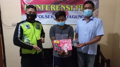 Salah satu pelaku beserta barang bukti saat di amankan Unit Reskrim Polsek Mojoagung