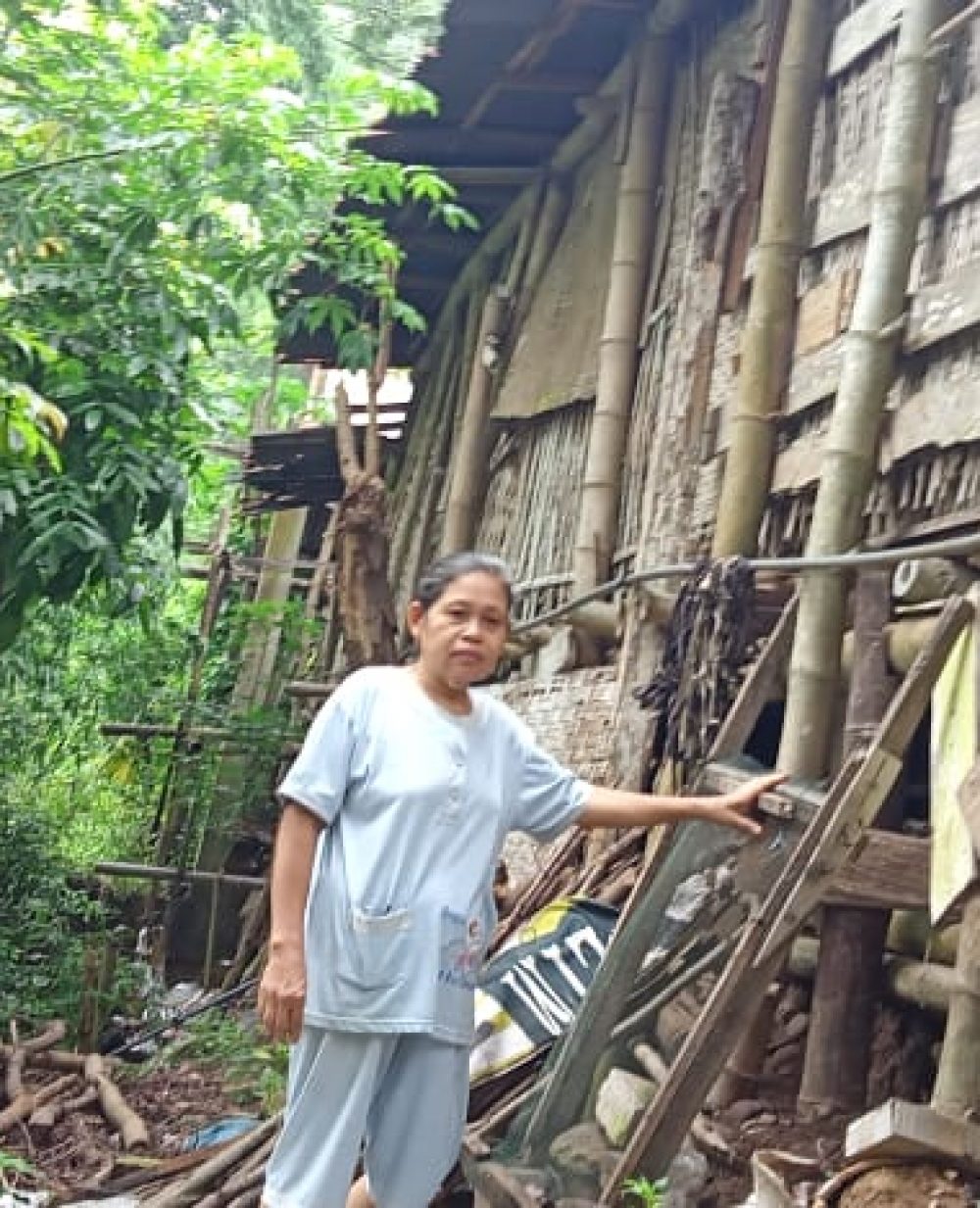 Salahsatu warga menunjukkan kerusankan akibat erosi