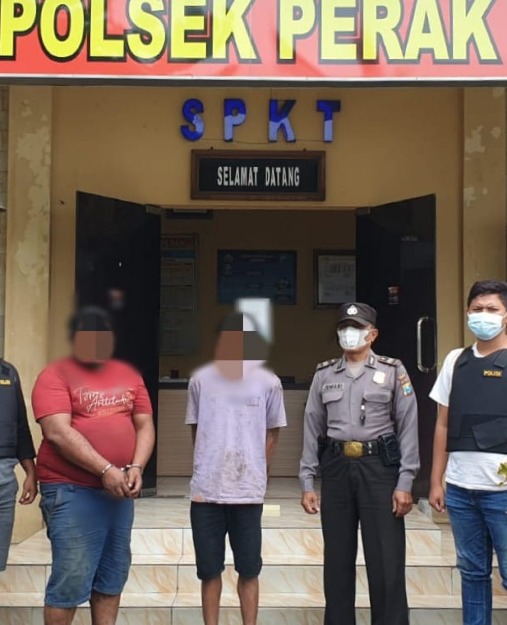 Dua orang pelaku saat diamankan oleh polsek perak