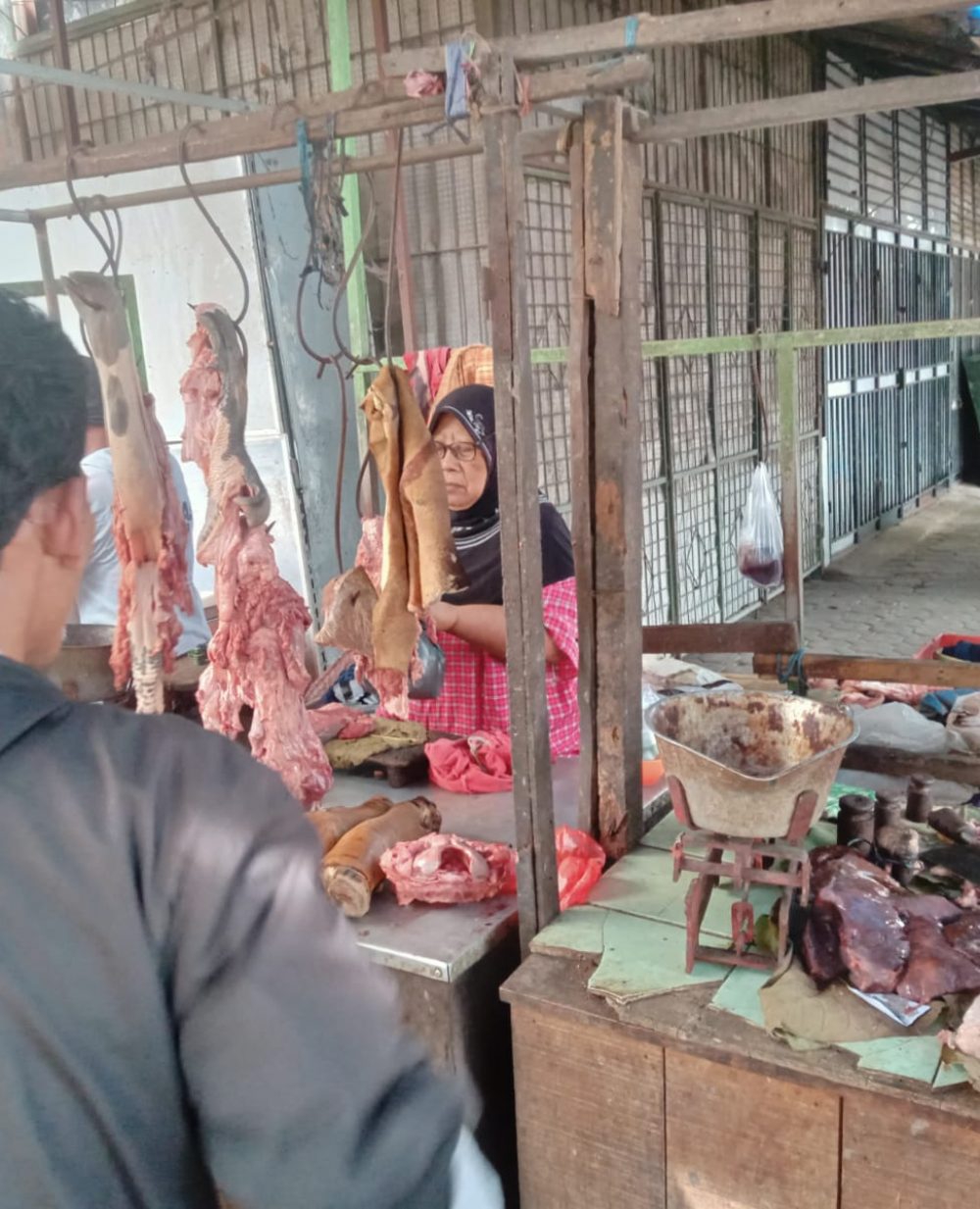 Asfiyah pedagang daging sapi di pasar Jombang (25/2/2022)