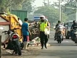 Viral, Aksi Polisi Bagikan Nasi Bungkus Kepada Petugas Kebersihan