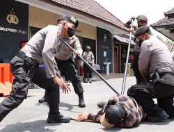 Simulasi Penyerangan Pos Jaga Polres Jombang, Polisi Lumpuhkan Pria Bersajam