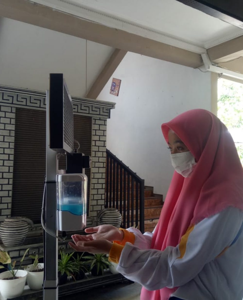 Siswa SMAN 2 sa'at mencuci tangan dengan handsanitizer (9/2/2022)