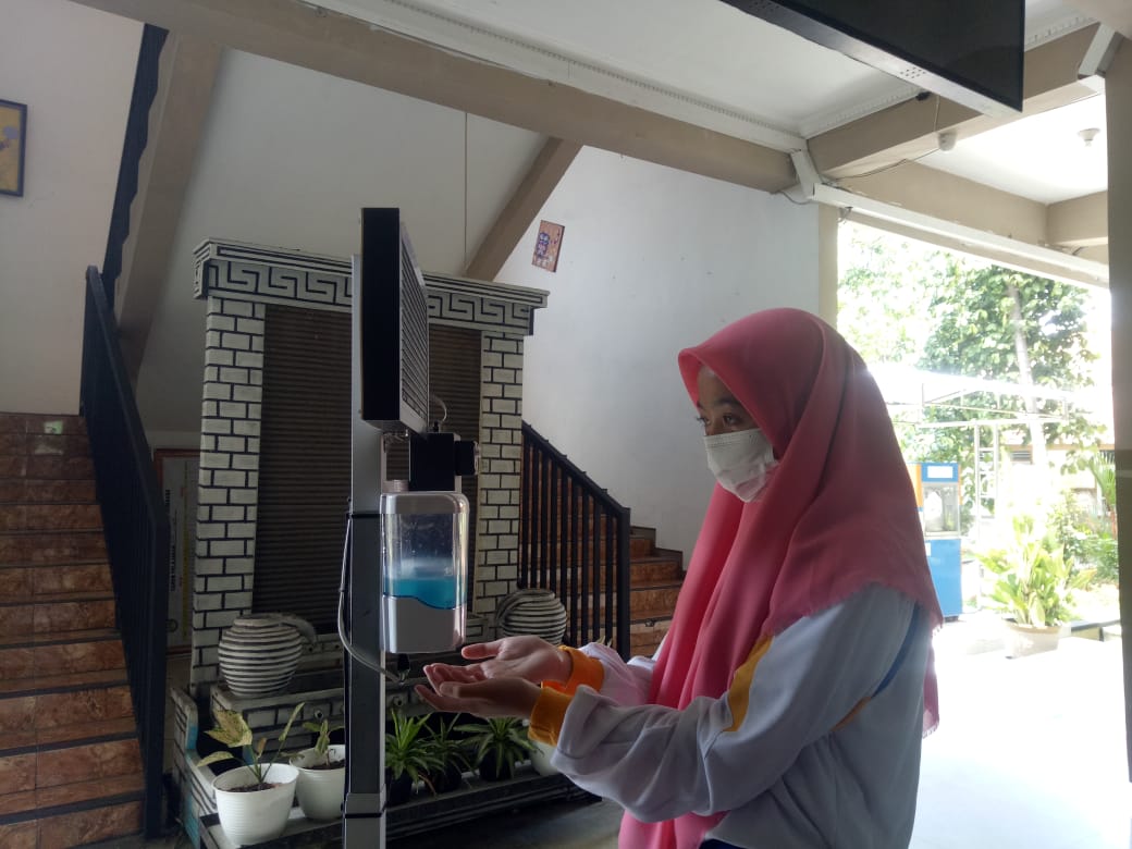 Siswa SMAN 2 sa'at mencuci tangan dengan handsanitizer (9/2/2022)
