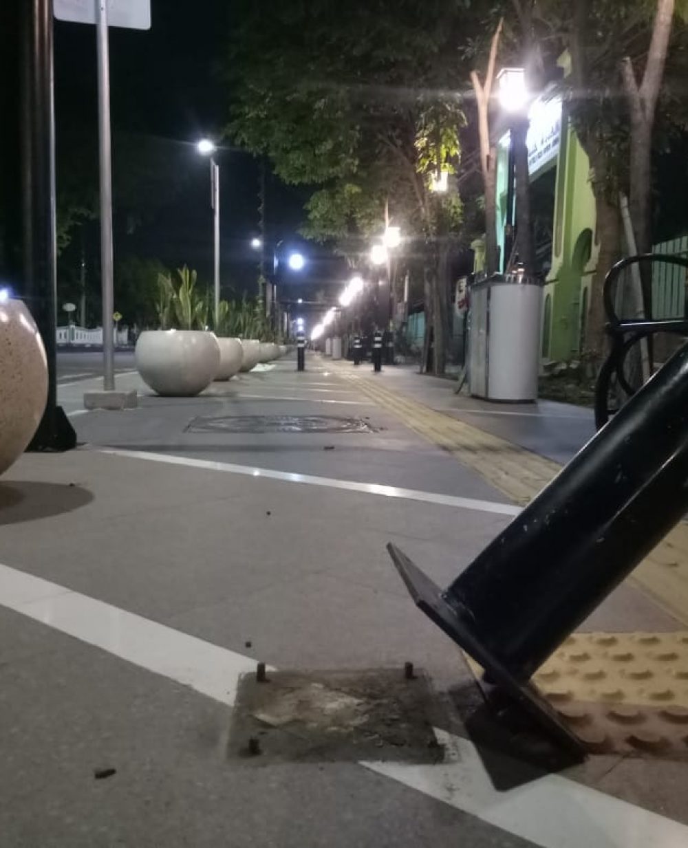 foto : Beberapa Pos baja trotoar yang mengalami kerusakan terletak di depan gereja santa maria Jombang (21/2/2022)