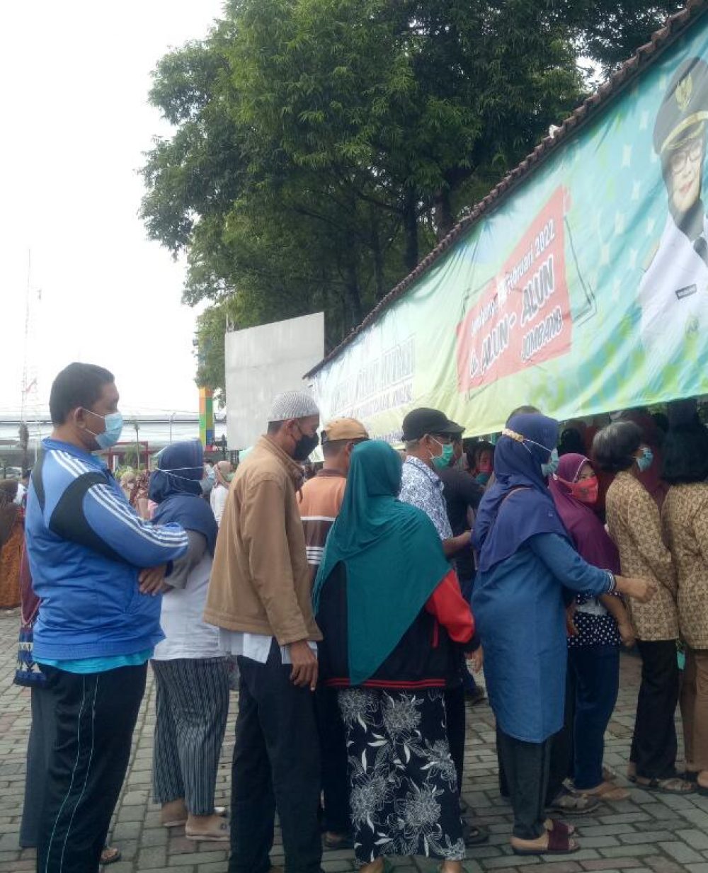 Warga terlihat berdesakan sa'at mengantre pembelian sembako di alun-alun Jombang (21/2/2022).