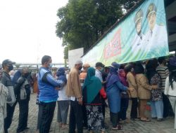 Ratusan Warga Jombang Berdesakan Mengantre Minyak Goreng Tak Jaga Prokes