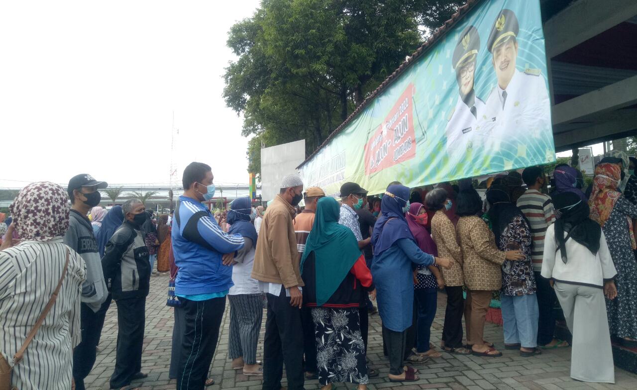 Warga terlihat berdesakan sa'at mengantre pembelian sembako di alun-alun Jombang (21/2/2022).
