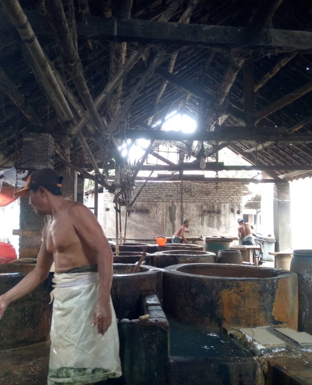 Pengrajin tahu disalah satu tempat produksi