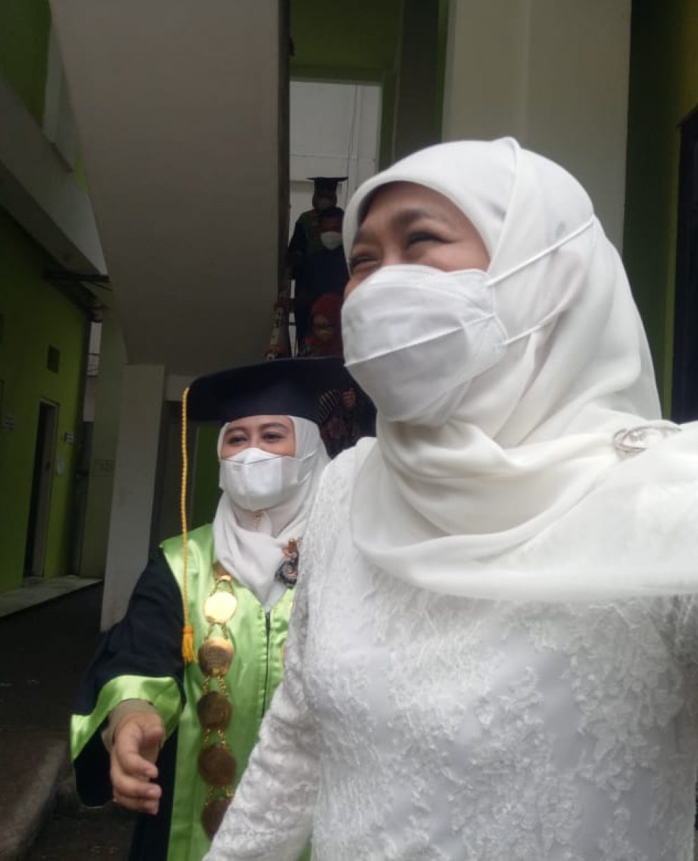 Gubernur Jawa Timur Khofifah Indar Parawansa usai menghadiri wisudah di IAIBAFA Jombang (12/2/2022)