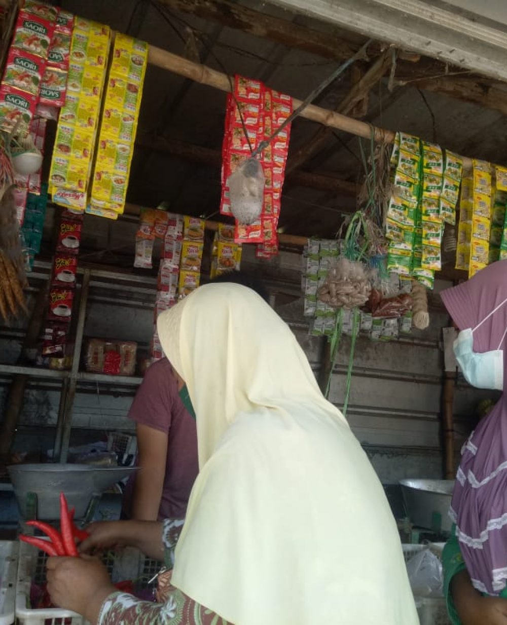 Wahyu Pedangang bumbu dapur di pasar tradisional sa'at melayani pembelinya (4/3/2022)