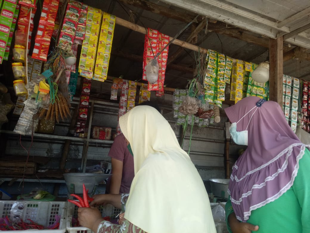 Wahyu Pedangang bumbu dapur di pasar tradisional sa'at melayani pembelinya (4/3/2022)