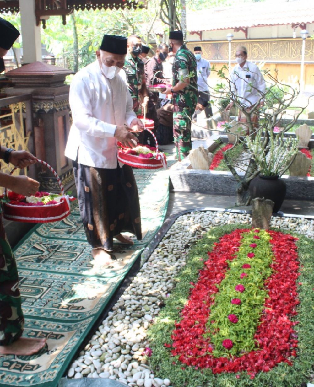 Pangdam V Brawijaya, Mayjend TNI Nurchahyanto saat berziarah di makam KH Hasyim Asyari, makam KH Wahid Hasyim, makam KH Abdurrahman Wahid atau Gus Dur, dan makam KH Salahudin Wahid atau Gus Solah
