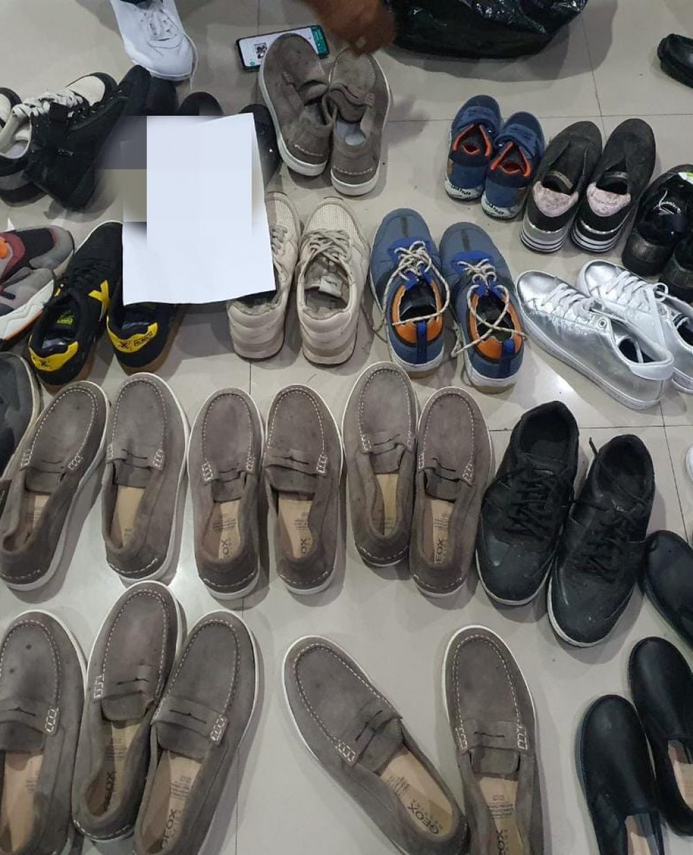 Barang bukti pencurian sepatu di pabrik PT PEI HEI IWI yang diamankan polisi. 